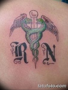 Фото тату на руке: посох Эскулапа с крыльями и надписью RN (Registered Nurse). Профессиональная и символичная татуировка.