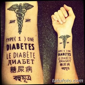 Фото тату на руке: Символ Эскулапа с крыльями и надпись "Diabetes" на разных языках. Идеи для тату о здоровье.