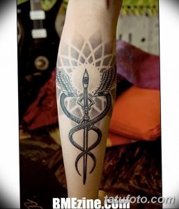 Фото тату на икре: стилизованный символ Эскулапа, выполненный в технике Blackwork с геометрическим фоном.