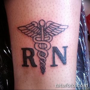 Фото тату Кадуцея на руке, сопровождаемого инициалами 'RN'. Минималистичный эскиз татуировки для медсестер и медицинских работников.