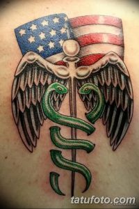 Фото татуировки кадуцея на фоне флага США. Цветной рисунок татуировки с детально проработанными элементами, символизирующими медицину и патриотизм.