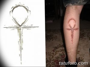 Фото тату Анкха на ноге, выполненного в минималистичном стиле. Сравнение эскиза татуировки и готового рисунка на коже. Идеально для тех, кто ценит лаконичность.