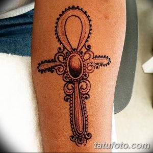 Фото изящной татуировки Анкх на предплечье, выполненной в стиле Dotwork. Детализированный рисунок татуировки, созданный множеством точек.