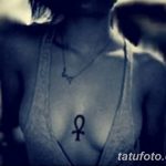 Фото тату анкха на груди. Черный рисунок, выполненный в минималистичном стиле. Символ жизни и бессмертия в древнеегипетской культуре.