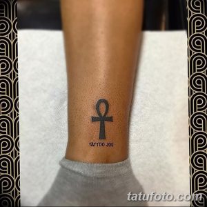 Фото тату Анкха на лодыжке с надписью "TATTOO JOE". Черно-белый рисунок.