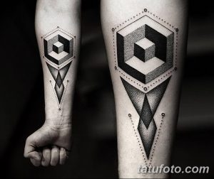 Фотография двух предплечий с одинаковыми татуировками, изображающими геометрические кубы в шестиугольниках. Татуировки выполнены в черно-белой технике.