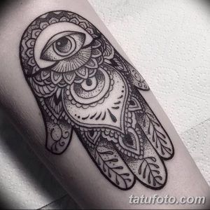 Фото тату Хамса на руке. Черно-белый рисунок, выполненный в технике дотворк с высокой детализацией и множеством точек.