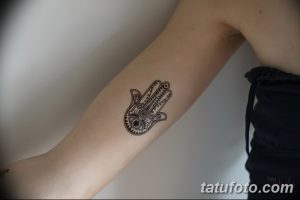 Фото тату Хамса на предплечье. Черно-белый рисунок с четкими линиями и геометрическими узорами.