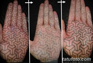 Фото татуировки на ладони, создающей оптическую иллюзию с помощью геометрических фигур. Изображение выглядит объемно и динамично.