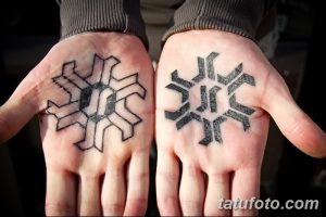 Фото тату: Два геометрических узора на ладонях, выполненных в черном цвете с серыми акцентами. Симметричный дизайн, четкие линии.