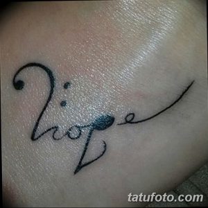 Черно-белое фото татуировки надписи 'hope' на запястье. Изящный шрифт, минималистичный дизайн, вдохновляющий рисунок татуировки.
