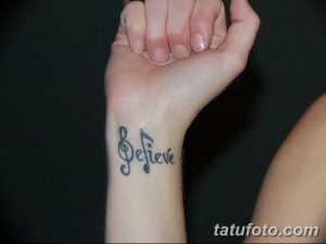 Фото тату на запястье: скрипичный ключ, объединенный с надписью "Believe". Мотивационный рисунок татуировки для любителей музыки.