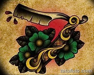 Фото тату с изображением опасной бритвы, окруженной зелеными розами и капельками крови. Яркие цвета и детализированный рисунок.