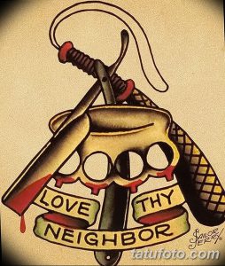 Фото винтажной татуировки опасной бритвы с надписью 'Love Thy Neighbor' и кулаком. Рисунок в стиле Sailor Jerry.