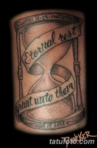 Фото тату песочных часов в стиле blackwork с надписью "Eternal rest". Татуировка выполнена в черно-белой гамме.