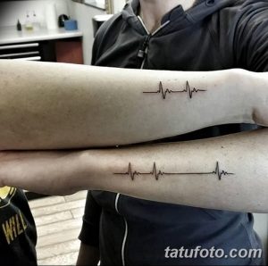 Фото тату: парная татуировка на предплечьях, изображающая линии пульса. Символ единения и синхронности двух людей.