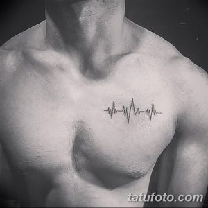 Фото татуировки кардиограммы на груди мужчины. Черный контурный рисунок татуировки выглядит минималистично и мужественно.