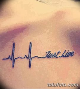 Фото тату: изящный рисунок пульса, переходящий в надпись 'Just Live', выполненный на коже.