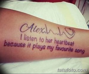 Фото тату на предплечье: пульс, переходящий в текст 'Alexia I listen to her heartbeat because it plays my favourite song', выполненный в красноватых тонах. Романтичный и личный рисунок татуировки.