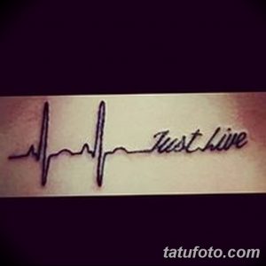 Фото тату на запястье: тонкая линия пульса и надпись 'Just Live', выполненные черными чернилами. Простой и вдохновляющий рисунок татуировки.