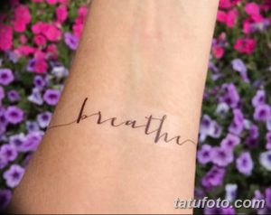 Фото тату на запястье: изящная надпись 'breathe' каллиграфическим шрифтом. Минималистичный рисунок татуировки, напоминающий о важности дыхания.