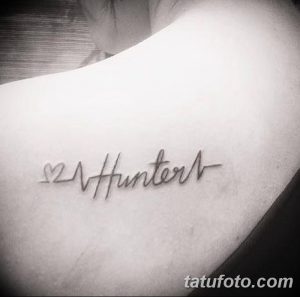 Фото минималистичной татуировки на плече: пульс и имя Hunter, выполненные черными чернилами. Простой и элегантный дизайн.