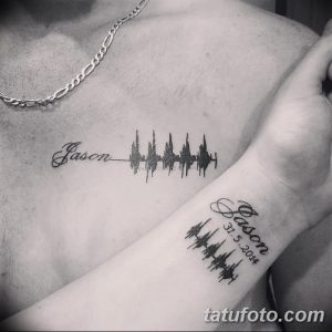 Фото парных татуировок: пульс, звуковая волна и имя Jason, выполненные черными чернилами. Оригинальный и романтичный дизайн.