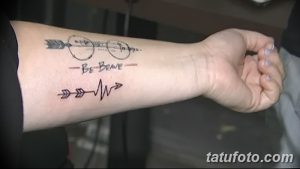 Фото тату: минималистичные татуировки на запястье, изображающие стрелы, сердцебиение и надпись "Be Brave".