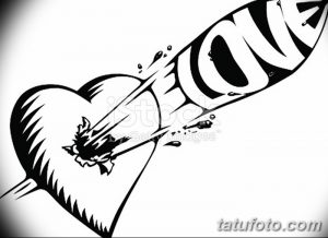 Черно-белое фото тату на руке с изображением разбитого сердца и надписью LOVE, пронзенной стрелой. Символизирует разбитую любовь и боль.