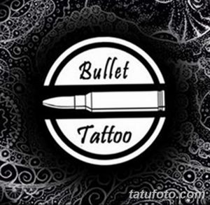 Фотография татуировки: изображение пули, заключенной в круг с надписями "Bullet Tattoo". Черно-белый рисунок в стиле минимализм.