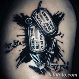 Фото тату: два военных жетона с надписями, пули и надписи 'my life' и 'my rules', выполненные в черно-белом стиле.