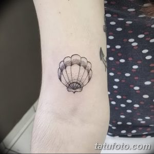 Фотография черно-белой татуировки с изображением ракушки на предплечье. Тату выполнено в технике дотворк с использованием точек и штрихов.