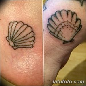 Фото двух татуировок ракушек на лодыжках. Простые, черно-белые рисунки, выполненные в минималистичном стиле, выглядят нежно и женственно.