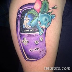 Фото тату с изображением портативной консоли Game Boy и покемона Bulbasaur. Цветной рисунок татуировки в стиле ретро-игр.