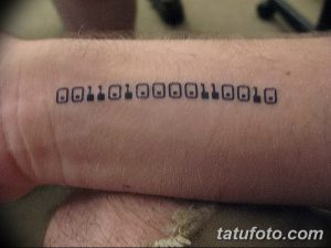 Фото тату микросхемы на запястье. Черно-белый рисунок татуировки, имитирующий электронную схему.