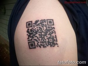 Фото тату QR-кода на плече. Черно-белый рисунок татуировки, имитирующий настоящий QR-код.