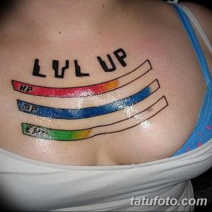 Фото тату с надписью "LVL UP" и полосками здоровья (HP, MP, EP). Яркий и игровой рисунок татуировки.