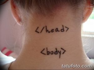 Фото тату с изображением HTML-кода <head> и <body> на шее. Минималистичный и оригинальный рисунок татуировки.