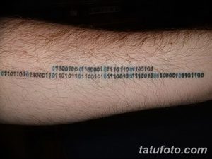 Фото тату с изображением бинарного кода, нанесенного на предплечье. Оригинальный и технологичный рисунок татуировки.