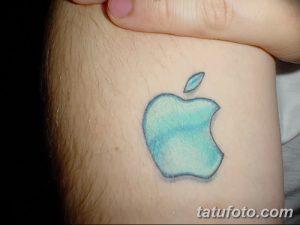 Фото тату с изображением логотипа Apple на запястье. Небольшой, стильный рисунок татуировки в голубых тонах.