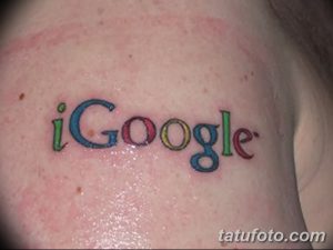 Фото тату с надписью "iGoogle" в стиле логотипа Google на плече. Разноцветные буквы, символизирующие популярный поисковик.