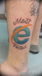 Фото тату с логотипом Internet Explorer и надписями "Most Hated" на ноге. Яркий и ироничный рисунок, высмеивающий старый браузер.