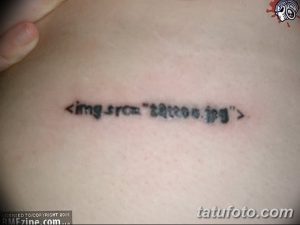 Фото тату с HTML-кодом "" на груди. Черный рисунок, имитирующий фрагмент программного кода.