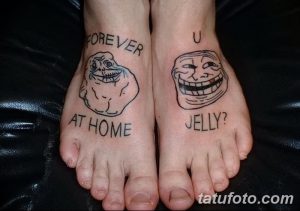 Фото тату с мемами "Forever Alone" и "Trollface" на стопах. Черно-белые рисунки с надписями "FOREVER AT HOME" и "U JELLY?".
