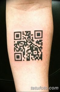 Фото тату: татуировка в виде QR-кода на предплечье. Оригинальный и современный рисунок татуировки, который можно отсканировать.