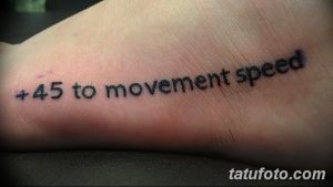 Фото тату: надпись "+45 to movement speed" на стопе. Забавный и оригинальный рисунок татуировки для любителей компьютерных игр.