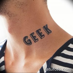 Фото тату: надпись "Geek" в минималистичном стиле на шее. Простой и стильный рисунок татуировки для любителей технологий.