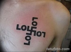 Фото тату: надпись "LOL" в виде креста на плече. Забавный и оригинальный рисунок татуировки, отражающий увлечение онлайн-играми.
