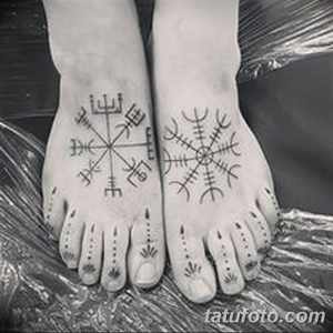 Фотография татуировок на стопах двух людей: на одной стопе изображен компас, на другой - его зеркальное отражение.