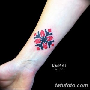 Фото тату: небольшая, яркая татуировка на запястье, выполненная в геометрическом стиле с использованием красного, синего и черного цветов. Минималистичный и стильный дизайн.